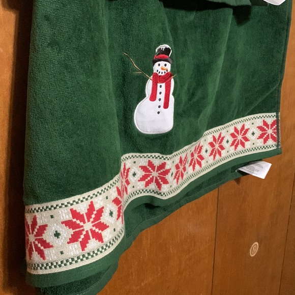 ST. NICHOLAS SQUARE- One Snowman/Poinsettia Hand towel & One Towel ☃️ - Picture 3 of 7